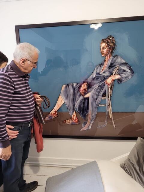 Im Atelier im Kunsthaus Mülheim Mitte von Anna Kaiser vor einer Hinterglasmalerei der Künstlerin | Foto: Walter Klein