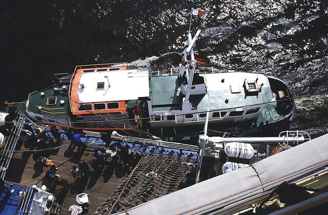 Lotsenboot längsseits 