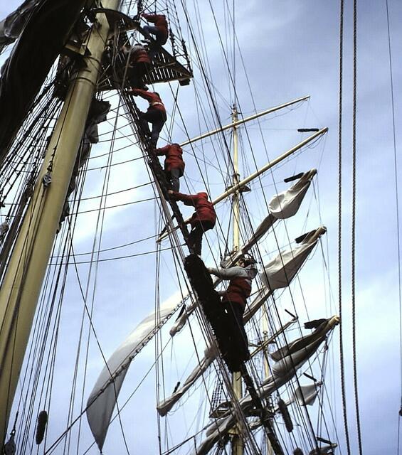 Aufentern in die Rahen