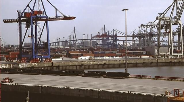Köhlbrandbrücke im Hafen Hamburg 