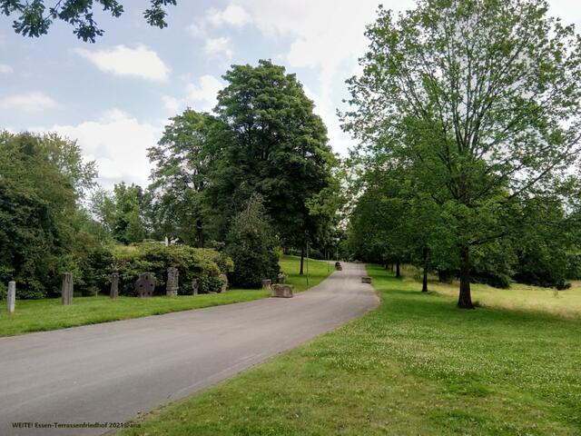 großzügig ist es auf dem Terrassenfriedhof
2021