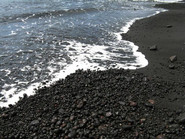 Schwarzer Lavastrand