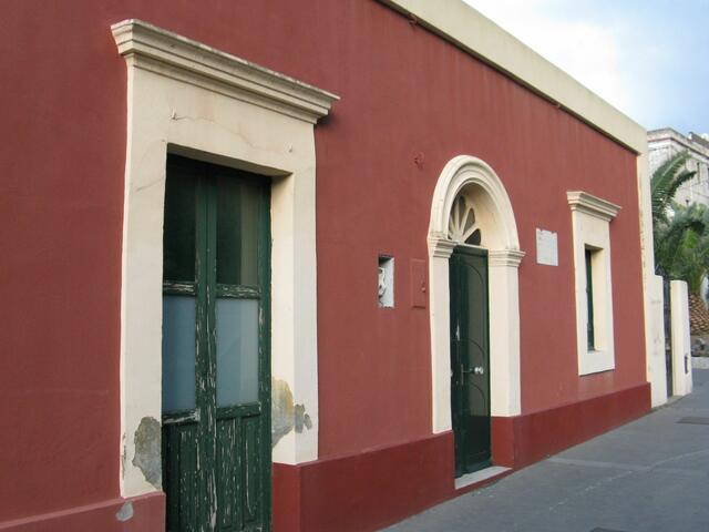 Eine Tafel an dieser Hauswand gibt Auskunft...