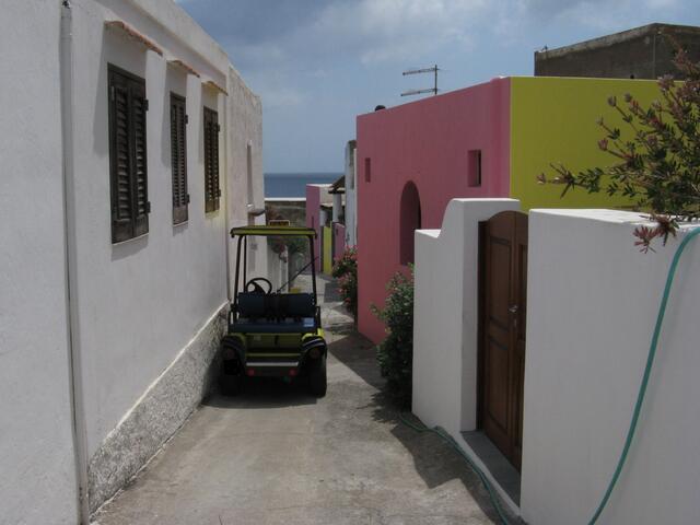 Die Gassen sind so eng, da passen nur sehr kleine Fahrzeuge hindurch