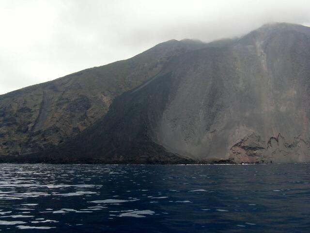 Sciara del Fuoco, die Feuerutsche vom Meer aus gesehen.