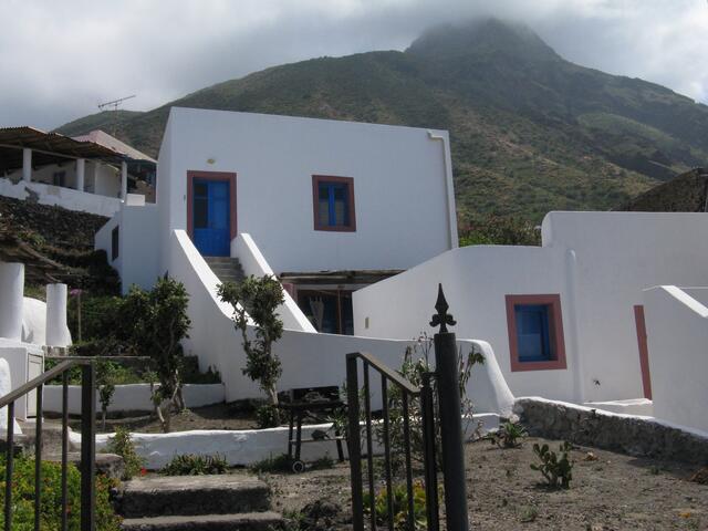 Die Menschen leben unter und mit dem Vulkan