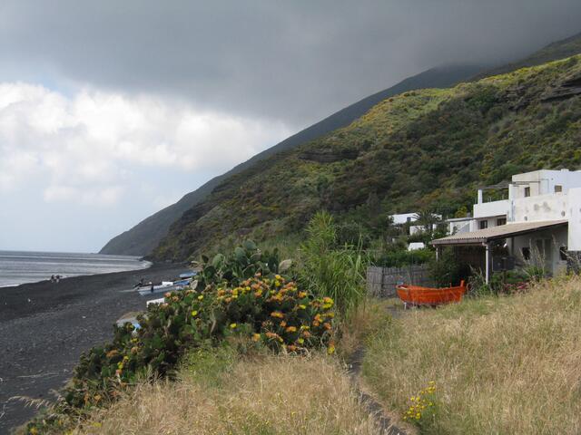 Erkundung am Strand von Stromboli
