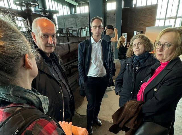 Beim Rundgang durch die Dauerausstellung. | Foto: Kirchenkreis Essen/privat