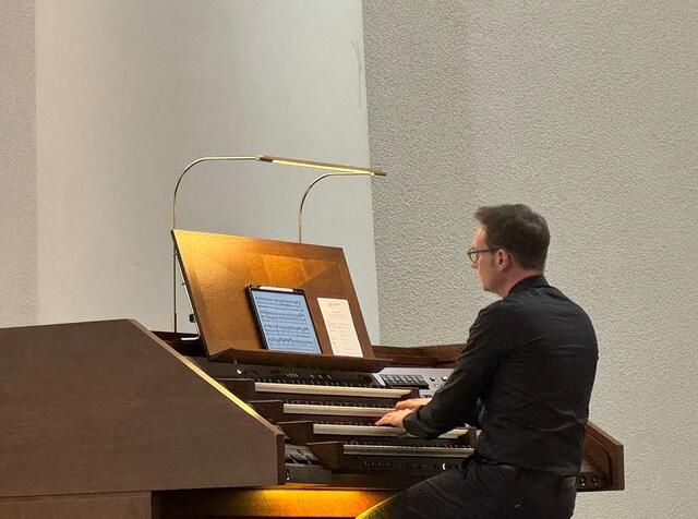 Bei seinem Auftritt wurde das Vokalensemble Vollklang durch Andy von Oppenkowski, Kantor in der Evangelischen Kirchengemeinde Altstadt und Künstlerischer Leiter des Forums Kreuzeskirche, hervorragend begleitet. | Foto: Kirchenkreis Essen/privat