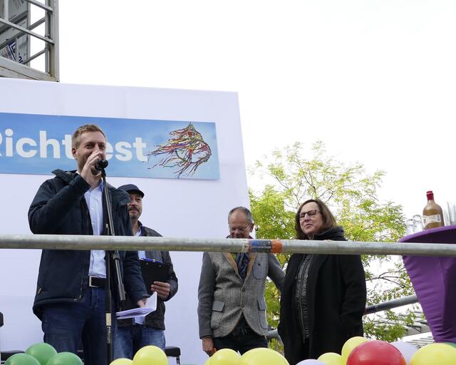Wirtschaft und Stadtplanung sind die Schwerpunkte von Lucas Risse im Rat der Stadt. Er steht für die Weiterentwicklung der Stadt, wie hier beim Richtfest des Monheimer Tors. | Foto: Beatrix Gerling