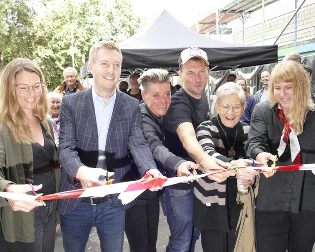 Lucas Risse (2. von links) bei der Eröffnung des Sojus im September.  | Foto: Beatrix Gerling