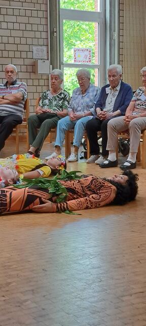 Die Tänzerinnen der Kükengarde beginnen ihren Showtanz liegend. Die Senioren schauen interessiert zu. Fotos: Dabitsch Die Gruppenleiterin Doris Hoffmann (stehend) mit den Teilnehmerinnen Doris Owicki (links) und Heidemarie Kaiser.