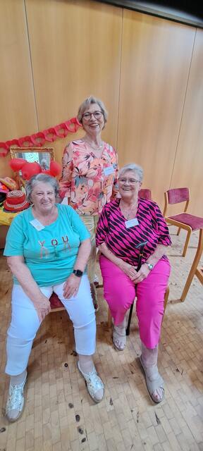 Die Gruppenleiterin Doris Hoffmann (stehend) mit den Teilnehmerinnen Doris Owicki (links) und Heidemarie Kaiser. | Foto: Dabitsch