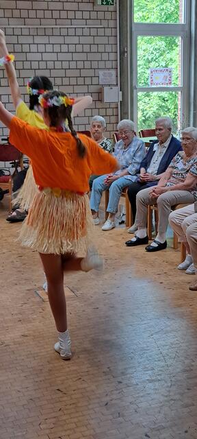 Die Kükengarde der ersten Herner Karnevalsgesellschaft hat einen Auftritt bei "Urlaub ohne Koffer". | Foto: Dabitsch