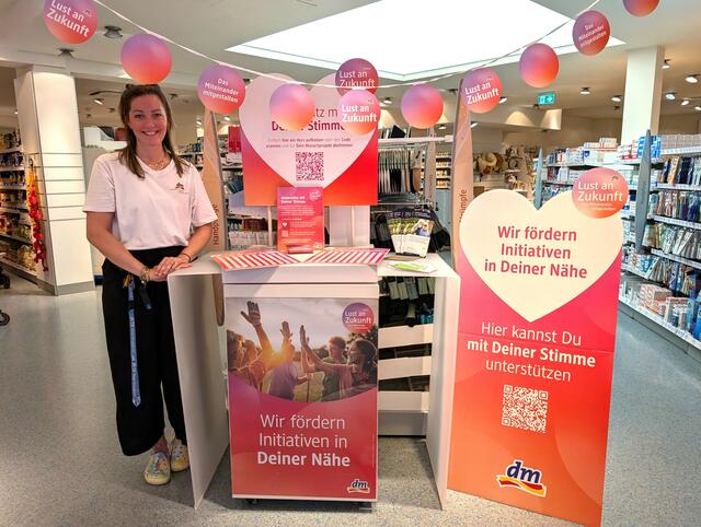 Janina Osmolski leitet die dm-Filiale in der Lange Straße in Lünen und freut sich, dem AKHD Lünen noch bis zum 14. August eine Plattform bieten zu können.  | Foto: AKHD Lünen