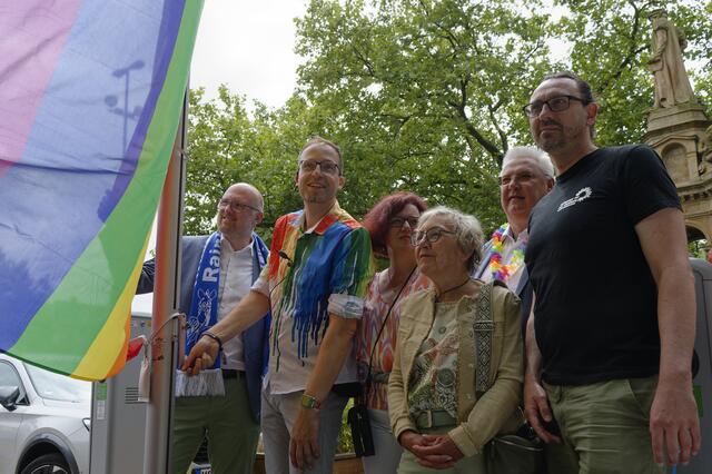 Alle vier Bürgermeister von Duisburg bei der Fahnenhissung | Foto: Wolfram Wilms