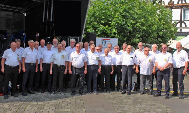 Seniorentag in der Kreisstadt Unna 2024 - Shanty Chor Unna e.V. unter Leitung von Wolfgang Leiendecker bereit zum Auftritt | Foto: © Jürgen Thoms  