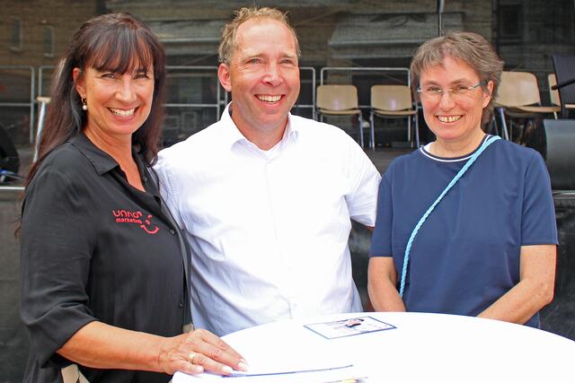 Seniorentag in der Kreisstadt Unna 2024 - Sabine Kochtokrax, Till Knoche und Nicola Nawrath,  die über das Projekt: Zeit schenken - Gemeinsam gegen Einsamkeit, informierte | Foto: © Jürgen Thoms  