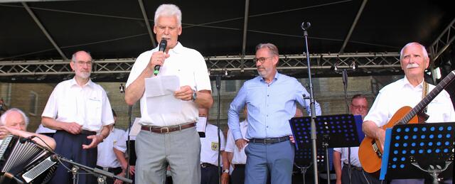  Seniorentag in der Kreisstadt Unna 2024 - (Bildmitte) Stellvertretender Bürgermeister Gerhard Meyer und der Vorsitzende des City Werberings Thomas Weber  | Foto: © Jürgen Thoms  