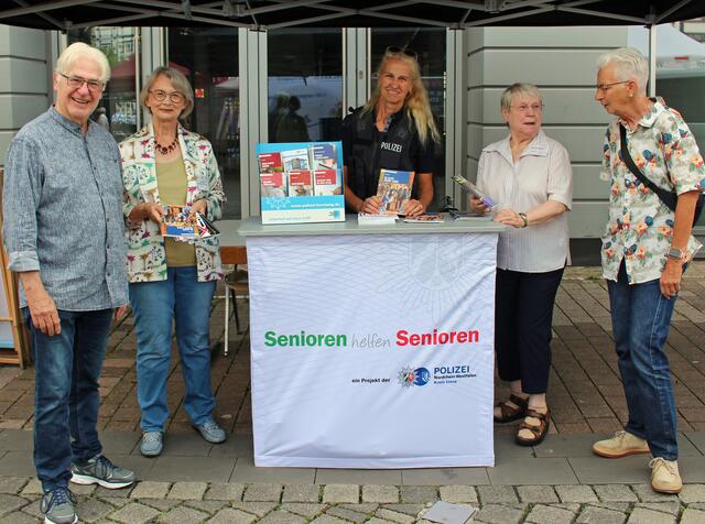 Seniorentag in der Kreisstadt Unna 2024 - (Bildmitte) Kriminalhauptkommissarin Ute Hellmann mit Ehrenamtlerinnen und (Bild links) Rudolf Fröhlich beim Rundgang 
 | Foto: © Jürgen Thoms  