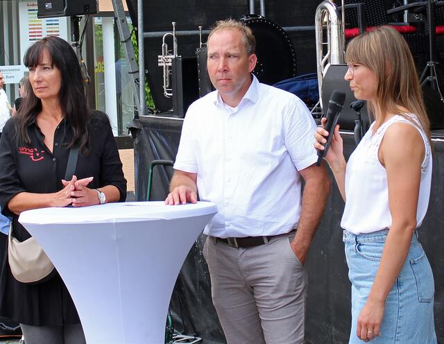 Seniorentag in der Kreisstadt Unna 2024 -  Sofia Schnettler von der Ehrenamtsagentur (rechts im Bild).
Sie informierte über Möglichkeiten sich ehrenamtlich zu engagieren  | Foto: © Jürgen Thoms 