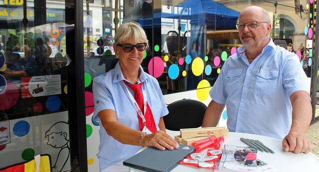 Seniorentag in der Kreisstadt Unna 2024 -  Wie steigt man mit Rollator in den Bus und weitere Infos gab es von den Verkehrsbetrieben des Kreises Unna | Foto: © Jürgen Thoms  