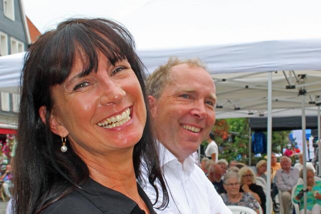 Seniorentag in der Kreisstadt Unna 2024 - Immer gut aufgelegt und jederzeit ansprechbar:  Sabine Kochtokrax die  durch das Programm führte  und Till Knoche für den Bereich Senioren*innen | Foto: © Jürgen Thoms  