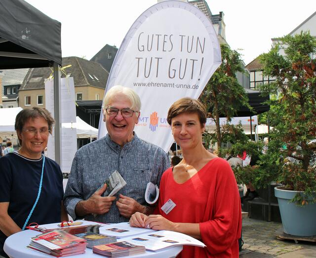 Seniorentag in der Kreisstadt Unna 2024 - Vorsitzender der CDU Ratsfraktion Unna Rudolf Fröhlich  am Stand: Ehrenamt Unna




 | Foto: © Jürgen Thoms 