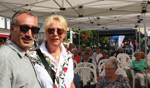 Seniorentag in der Kreisstadt Unna 2024 -  
Integrationsbeauftragter Cengiz Tekin und Ratsmitglied Gabriele Meyer

 | Foto: © Jürgen Thoms  