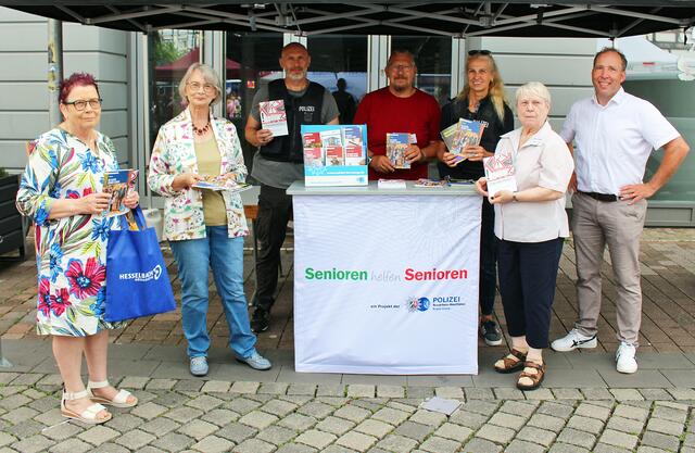 Seniorentag in der Kreisstadt Unna 2024 - Ehrenamtliche des Projektes „Senioren helfen Senioren“ und die Polizei zum Thema „Sicherheit im Alter“ - Hier gab praktische Tipps  wie man sich gegen kriminelle Machenschaften schützen kann. Zum Nachlesen zu Hause verteilten sie zudem kostenlose Containerbriefe mit wertvollen Hinweisen
 | Foto: © Jürgen Thoms  
