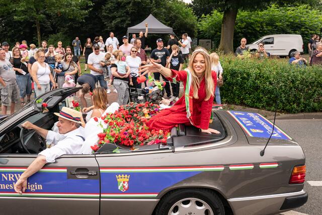 NRW-Kirmeskönigin Pauline I. verteilte beim Festumzug Rosen an die Besucher am Straßenrand. Am Steuer: Schaustellerchef Albert Ritter. | Foto: Isabel Diekmann/Stadtmarketing Herne