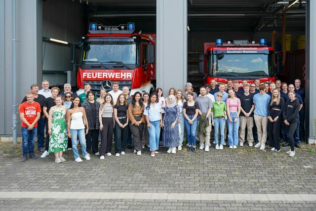 Die neuen Auszubildenden gemeinsam mit Stefan Berger, Jörg Obeling (beide Personalrat), Matthias Tatsch (Amtsleiter Haupt- und Personalamt), Michael Bach (Personaldezernent und Allgemeiner Vertreter des Bürgermeisters), Azra Kulak, Timo Kuhna, Nick Bauer, Sarah Fischer, Nico Niecke (alle: Jugend- und Auszubildendenvertretungen) und Alessa Terbrack (Ausbildungsteam der Stadt Marl).

© Foto: Stadt Marl / Pressestelle