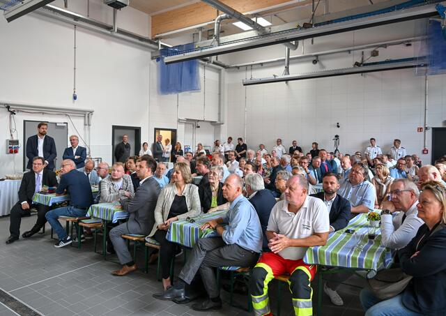 Zahlreiche Gäste, darunter die Bundestagsabgeordnete Franziska Krumwiede-Steiner und der Landtagsabgeordnete Rodion Bakum, mehrere Dezernenten, Vertreter von Parteien und Stadtverordnete, Vertreter von Feuerwehr, DRK, Johanniter Unfallhilfe, waren zur offiziellen Schlüsselübergabe erschienen. | Foto: SWB/PR-Fotografie Köhring