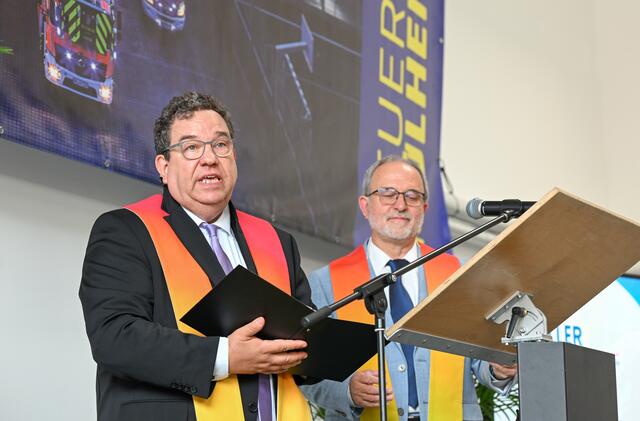 Pfarrer Guido Möller (links) und Feuerwehr-Seelsorger Rolf Preiss-Kirtz sprachen den Segen für die neue Rettungswache aus. | Foto: SWB/PR-Fotografie Köhring