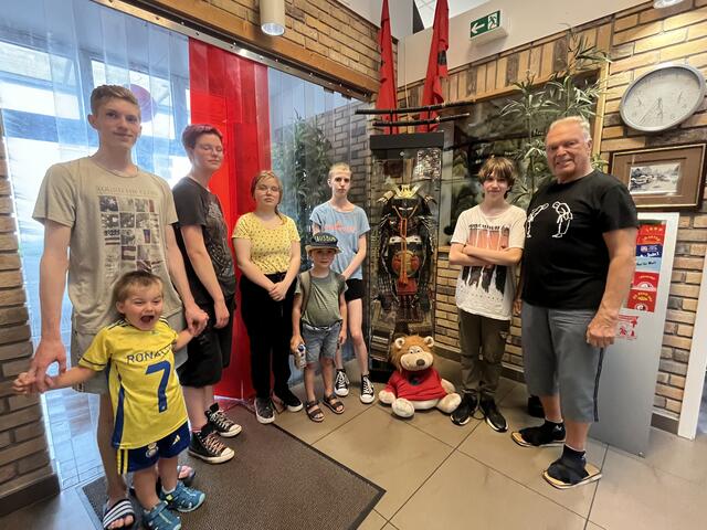 Am Ende des Trainingstages im Sportcenter Hatzky, lässt es Jürgen Hatzky nicht nehmen, die Samurai-Rüstung persönlich zu erklären 