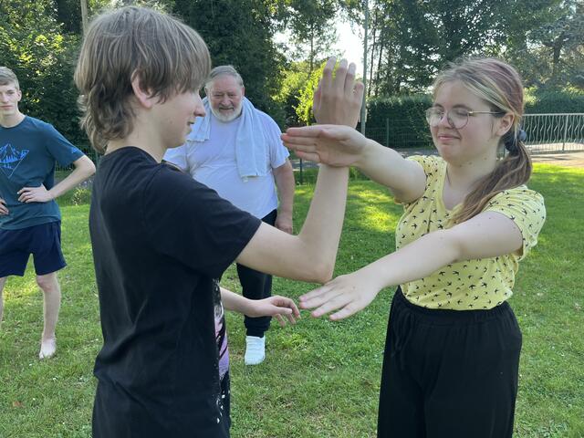 Heinrich Drosten schaut zu, ob Tharon und Franzi alles gut verstanden haben 