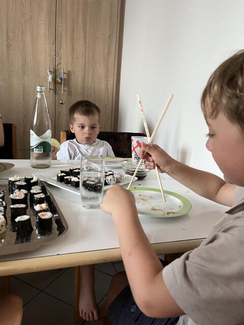 Auch die Kleinen lernen mit Stäbchen zu essen. 
