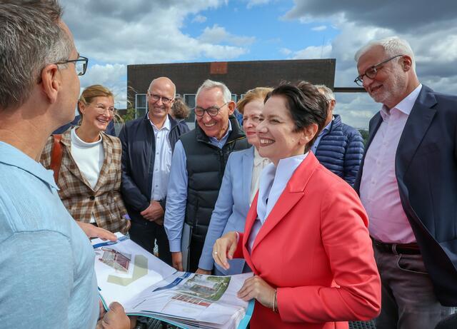 Christoph Prinz (links) erläutert u. a.: v.r. Garrelt Duin, Regionaldirektor des RVR, Silke Gorißen, Ministerin für Landwirtschaft und Verbraucherschutz des Landes NRW, Gelsenkirchens Oberbürgermeisterin Karin Welge und Heinrich Böckelühr, Regierungspräsident der Bezirksregierung Arnsberg die Pläne für den Zukunftsgarten Gelsenkirchen. Beispielsweise wird der ehemalige Kohlebunker im Nordsternpark Gelsenkirchen bis zur IGA 2027 zum „Greentower“ als Kulturort mit Gastronomie umgestaltet und vertikal begrünt. Am Wendebecken entsteht ein neuer Erholungsort am Wasser.
| Foto: Foto: IGA 2027/Rupert Oberhäuser