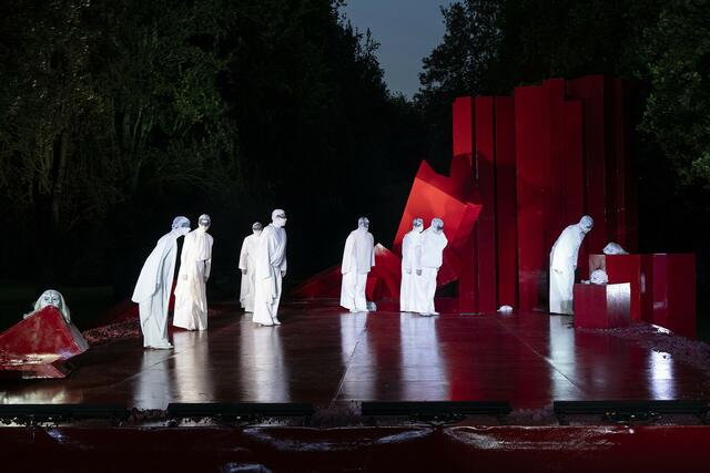 Unterm Sternenhimmel im Raffelbergpark geht es am Freitag und Samstag bei "Ödipus" um nichts Geringeres als die Frage nach dem Menschen.  | Foto: F. Götzen / TAR
