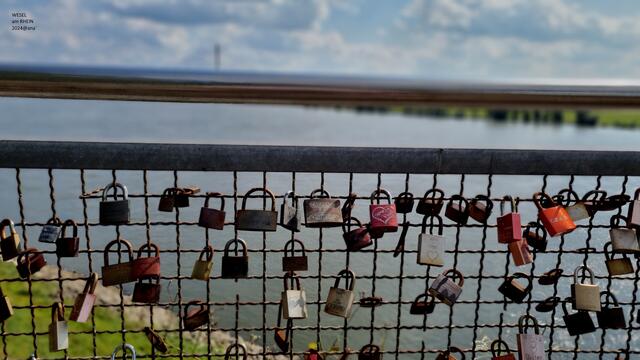 .... wir sperren einander aber NICHT ein, nicht weg, nicht aus und auch nicht AN!

:-)