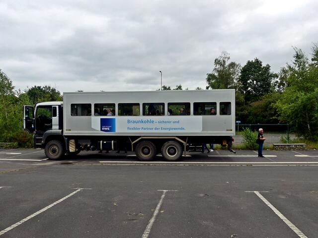 Im Anschluss an die Infoveranstaltung, ging es mit einem abenteuerlich anmutendem Gefährt in den Tagebau.