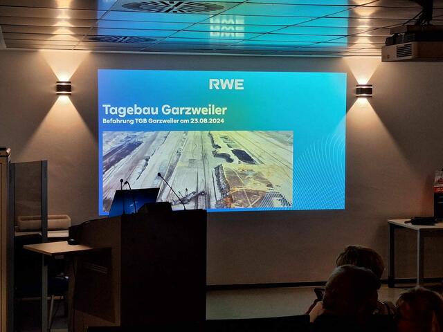 Was folgte war ein interessanter Vortrag von der Entstehung der Braunkohle, bis hin zum Förderende aller Tagebaue im Jahr 2030. | Foto: Klaus Deuter