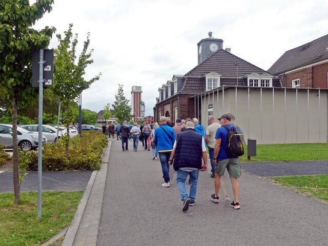 Altbekanntes für die ehemaligen Bergleute, der ehemalige Schirrhof (rechts), und der Förderturm Schacht 1 im Hintergrund.