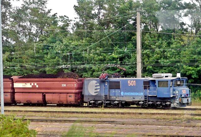 Von der aktuell im Einsatz befindlichen Baureihe EL 2000 wurden von 1999 bis 2000 insgesamt 10 Stück von Adtranz gebaut. Hier die Lok 501, sie wiegt 140 t und hat eine Leistung von 2800 Kwh.