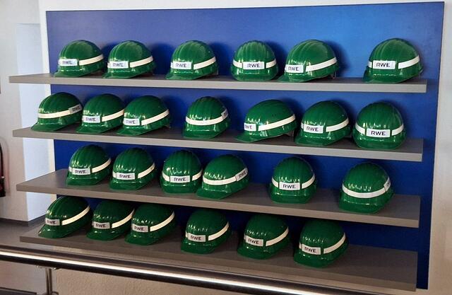 Besucher Schutzhelme, auch im Tagebau steht die Sicherheit an erster Stelle! | Foto: Klaus Deuter