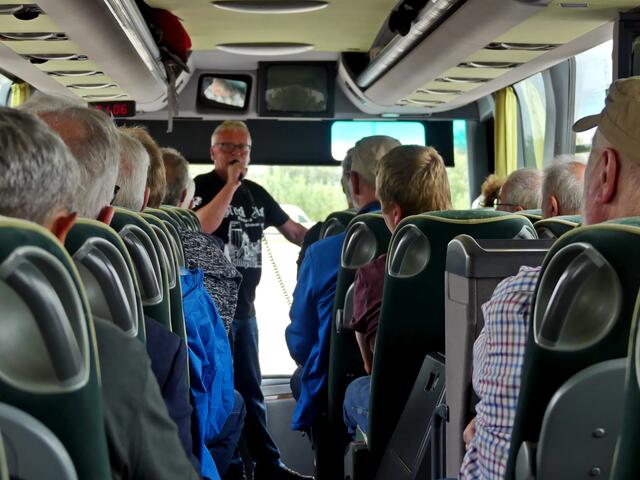 Der Vorsitzende Klaus Deuter weist die Mitglieder und deren Frauen, auf die Besonderheiten der Besucherfahrt hin.