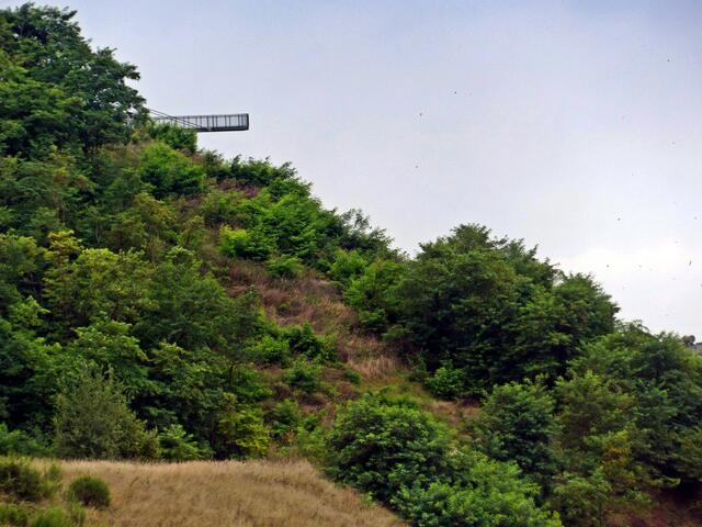 Gegenüber am westlichen Rand, der "Skywalk" Jackerath, eine Besucherplattform die 14 Meter in den Abbau hineinreicht. Sie ermöglicht den Besuchern einen unglaublichen Rundumblick auf Garzweiler II.