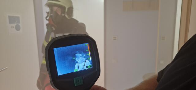 Im Innern des Hauses kann man ohne Nachtsichtgerät fast nichts sehen.