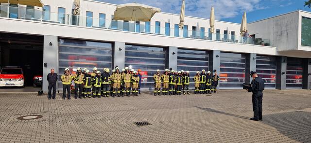 Bevor es losgeht zum Übungseinsatz wird die Vollzähligkeit der Teilnehmer festgestellt.