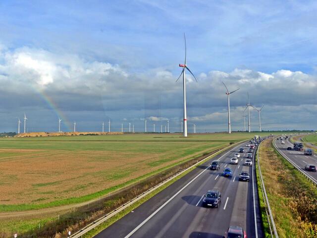 Links und rechts der firmeneigenen Autobahnbrücke. 